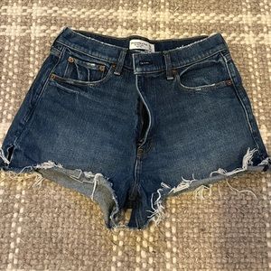 Abercrombie & Fitch The Mom Short in medium wash